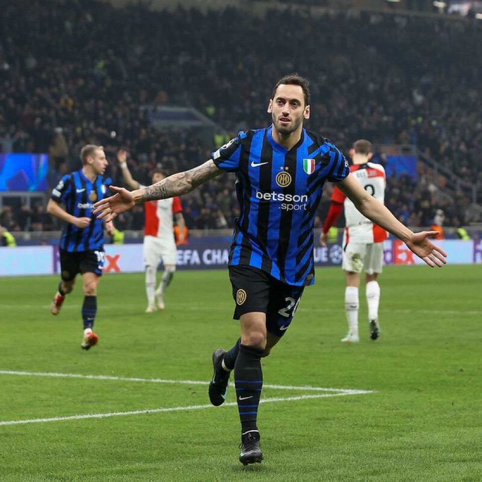 HAKAN ÇALHANOĞLU ALİ KOÇLA GÖRÜŞTÜYSE  BİRDAHA GALATASARAYIN  KAPISINDAN İÇERİ  GİREMEZ GİRMEMELİ