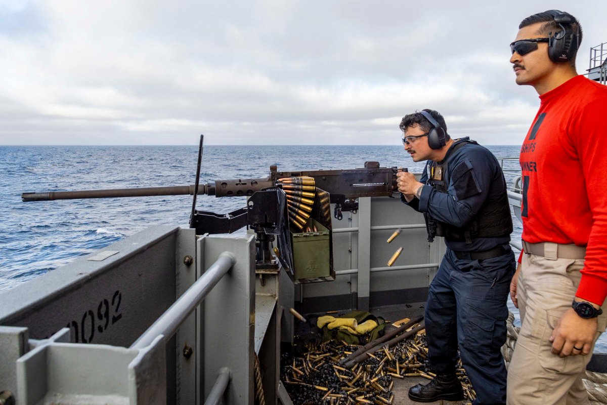 USPacificFleet's tweet image. 💥 #LiveFireFriday around the #USPacificFleet! ⚓🇺🇸
@USNavy & Royal Thai Navy EOD members conduct range training during CARAT Thailand 2025, and the USS Theodore Roosevelt & USS Abraham Lincoln conduct live-fire exercises in the Pacific Ocean.
#Warfighting #Lethality