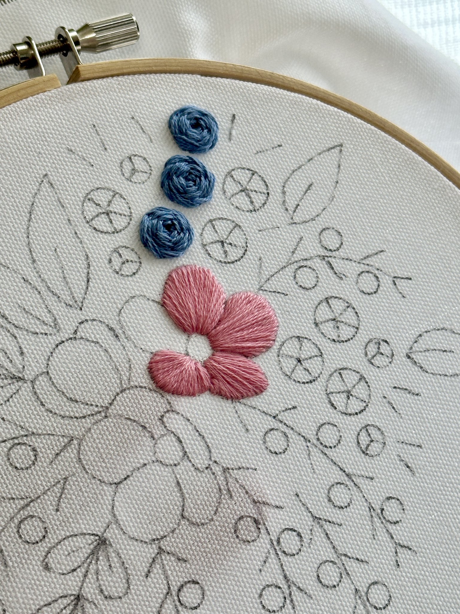 花938新品koibitomisaki 綿麻 刺繍付きAラインTU/951 インド製 C/L刺しゅう生地 フラワー生地の通販|ノムラテーラー