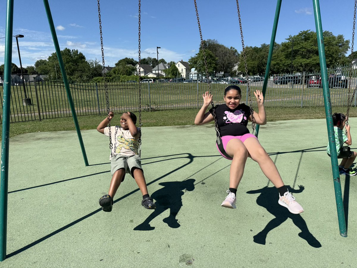 MsRsSpeechRoom's tweet image. After enjoying their new recipes, our ESY students enjoyed a dance party! But it wasn’t any dance party, it was an outdoor dance party! With support from special area teachers and related service providers students moved and grooved to some tunes from Ms. Hayes! @RCSDNYS @RCSDELO