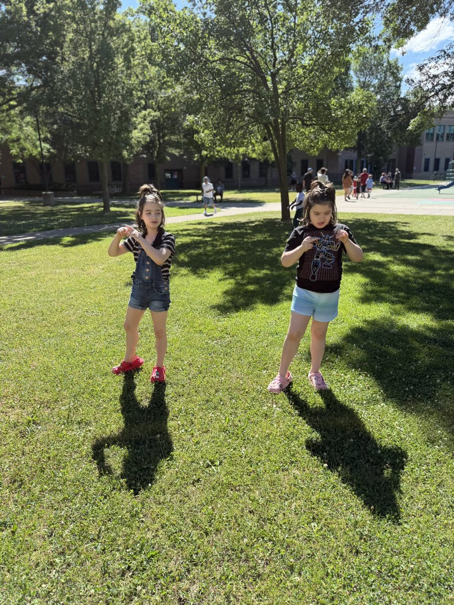 MsRsSpeechRoom's tweet image. After enjoying their new recipes, our ESY students enjoyed a dance party! But it wasn’t any dance party, it was an outdoor dance party! With support from special area teachers and related service providers students moved and grooved to some tunes from Ms. Hayes! @RCSDNYS @RCSDELO