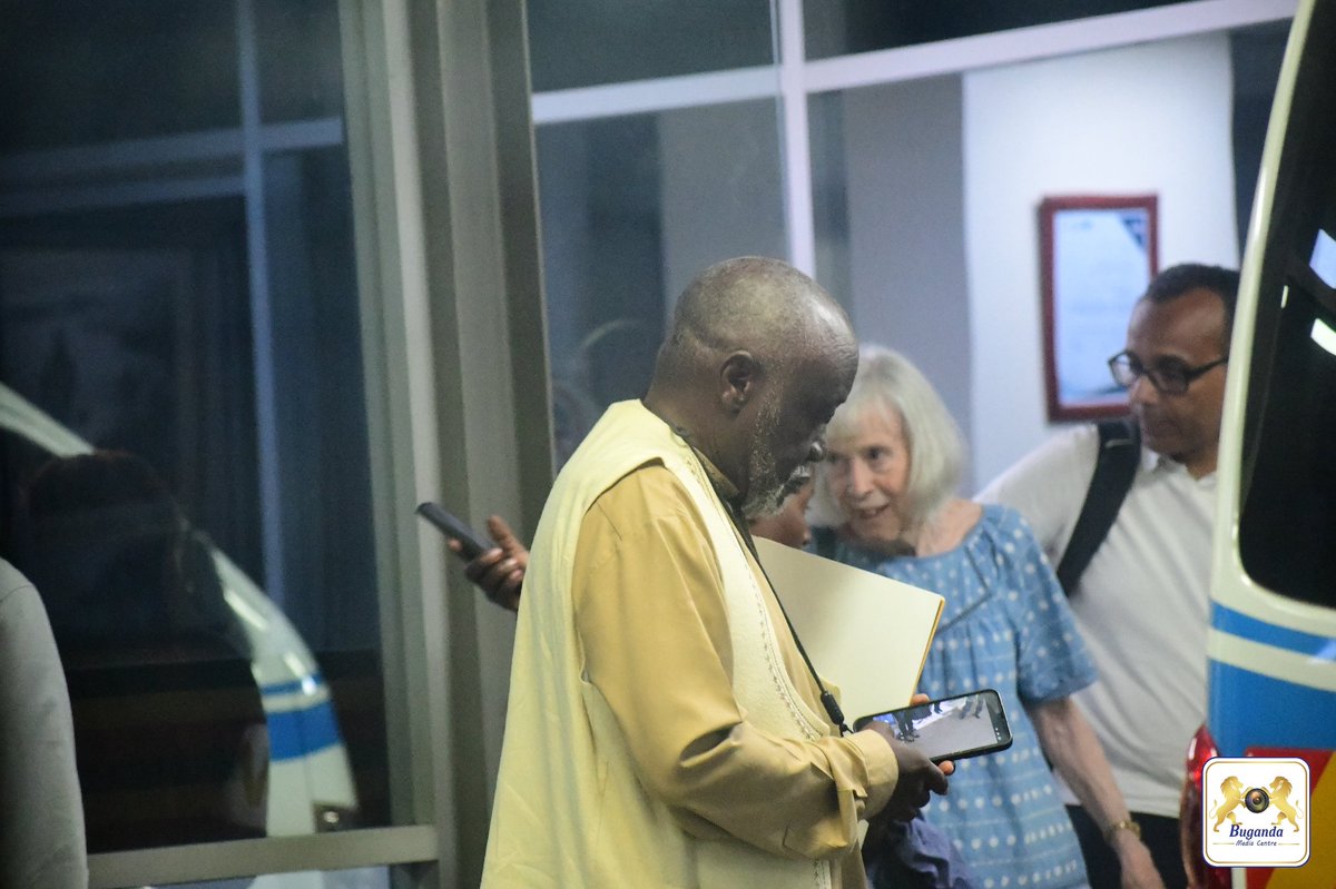 BugandaKingdom_'s tweet image. Ssaabasajja Kabaka aweerezza obubaka obukubagiza ab'Enju y'omugenzi Prof. George William Kanyeihamba
Obubaka bwa Beene bwetikkiddwa Omusukkulumu Omulangira Rev. Daniel Kimbugwe Kajumba, abukwasizza eri mulekwa Joel Martin Kanyeihamba bw'abadde y'akatuuka ku kisaawe Entebbe.…