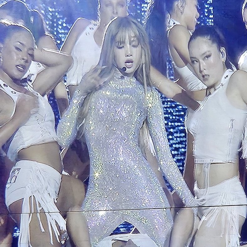 lloudpranpriya's tweet image. she loves a sparkly set