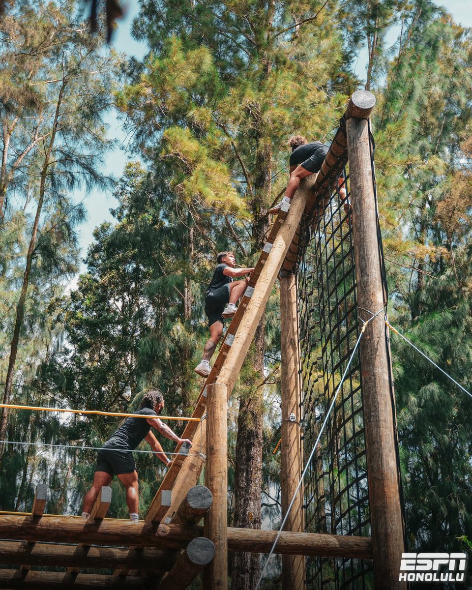 ESPNHonolulu's tweet image. The #BRADDAHHOOD take on one of the toughest military obstacle courses on island💥
Hawaii Football kicks off it's pre-season camp next week🏈
#HawaiiFB #GoBows