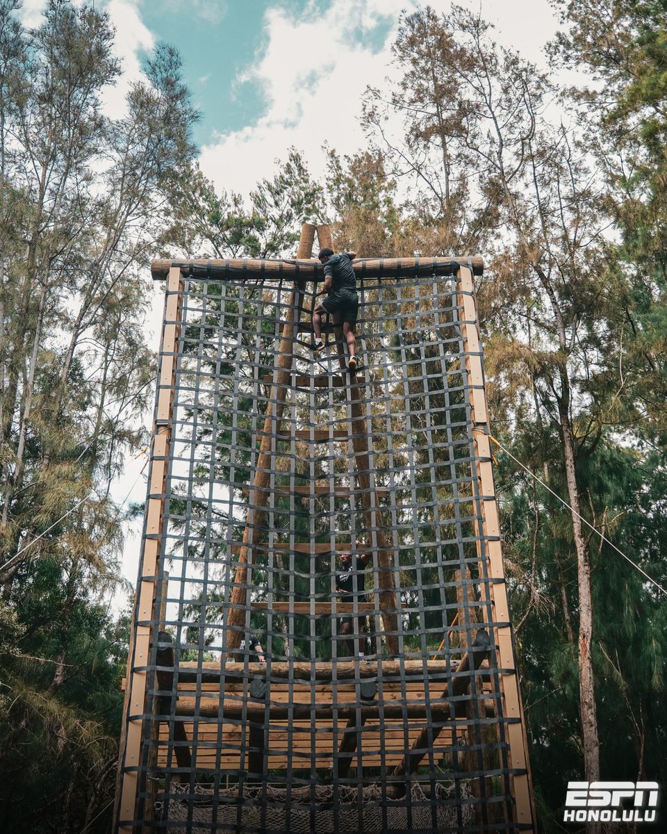 ESPNHonolulu's tweet image. The #BRADDAHHOOD take on one of the toughest military obstacle courses on island💥
Hawaii Football kicks off it's pre-season camp next week🏈
#HawaiiFB #GoBows