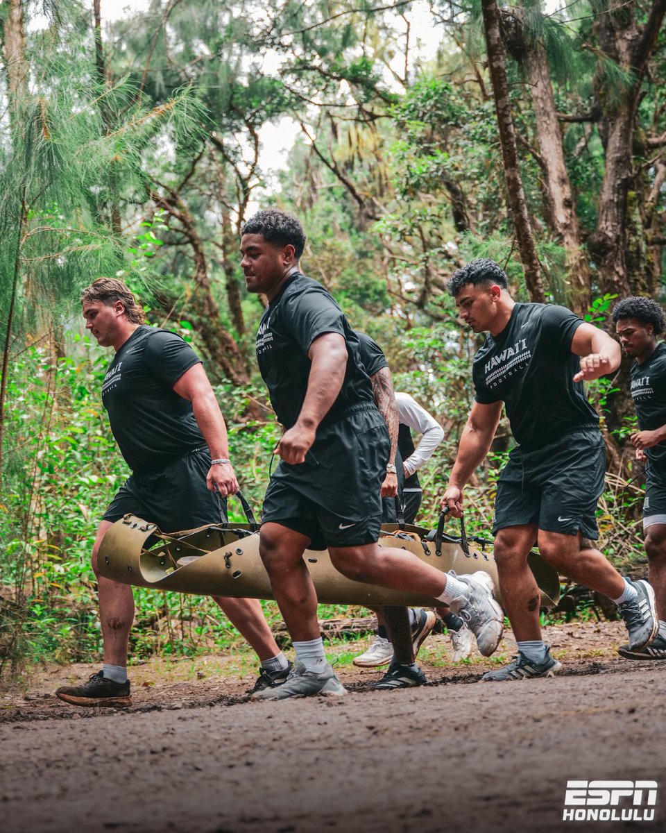 ESPNHonolulu's tweet image. The #BRADDAHHOOD take on one of the toughest military obstacle courses on island💥
Hawaii Football kicks off it's pre-season camp next week🏈
#HawaiiFB #GoBows