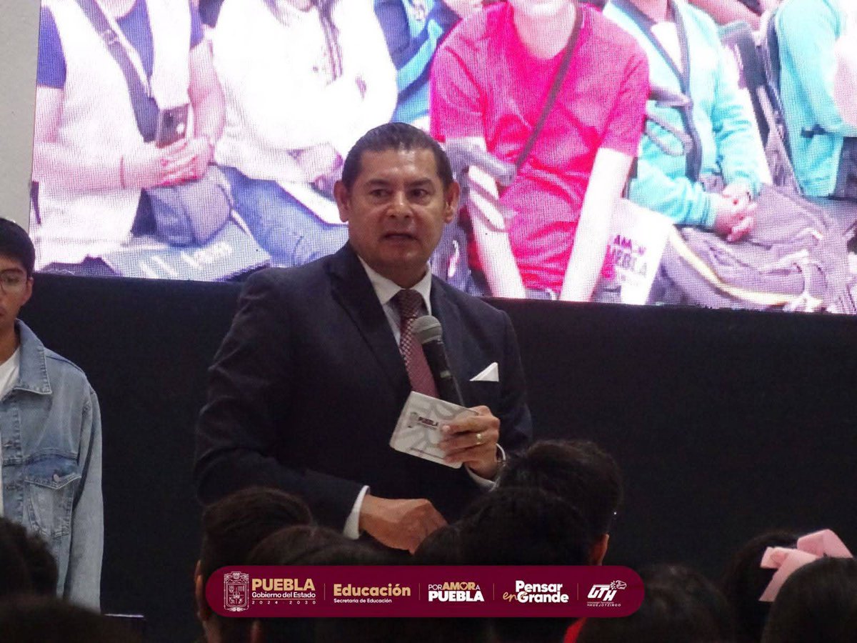 uthuejotzingo's tweet image. 📱 Estudiantes UTH reciben Becas de Conectividad para el Bienestar 2025

Gracias al programa impulsado por el gobernador Alejandro Armenta, las y los estudiantes ahora cuentan con conectividad gratuita, redes sociales ilimitadas....... facebook.com/share/p/14GVRD…