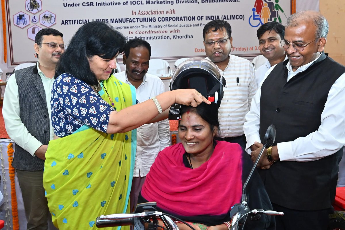 AprajitaSarangi's tweet image. With Sri @PrasantJagdev , Hon'ble MLA,Khordha,we distributed battery operated Vehicles among many differently abled people at Khordha Dist hqrs yesterday.
Grateful to @ALIMCOHQ, @ChairmanIOCL & the District Administration for making this happen.
This will be a regular affair.