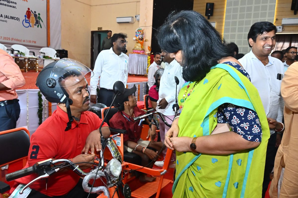 AprajitaSarangi's tweet image. With Sri @PrasantJagdev , Hon'ble MLA,Khordha,we distributed battery operated Vehicles among many differently abled people at Khordha Dist hqrs yesterday.
Grateful to @ALIMCOHQ, @ChairmanIOCL & the District Administration for making this happen.
This will be a regular affair.