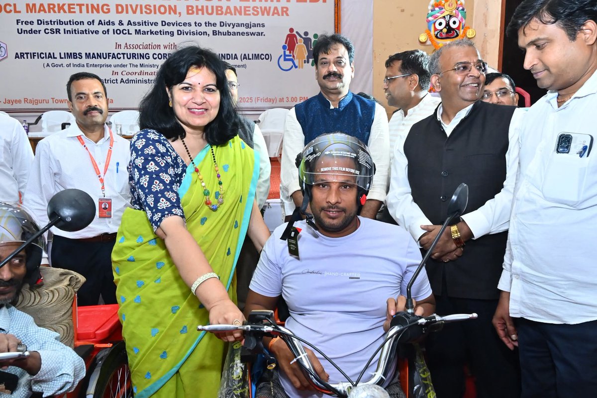 AprajitaSarangi's tweet image. With Sri @PrasantJagdev , Hon'ble MLA,Khordha,we distributed battery operated Vehicles among many differently abled people at Khordha Dist hqrs yesterday.
Grateful to @ALIMCOHQ, @ChairmanIOCL & the District Administration for making this happen.
This will be a regular affair.