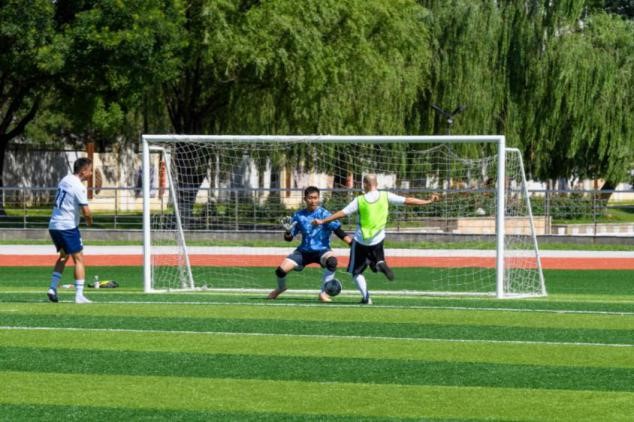 StudyinNDUChina's tweet image. ⚽️A 2-2 draw! Chinese and international officers gathered on the green field, delivering their best shots. The "Harmony Cup" friendly match saw the Military Culture College's Red Star Football Team take on the ICDS's Five Continents Football Team.💪