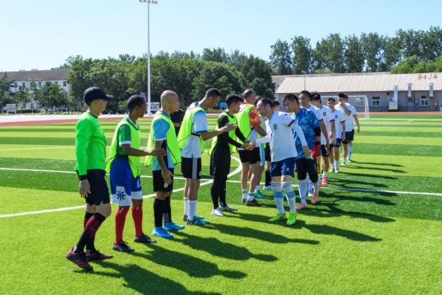 StudyinNDUChina's tweet image. ⚽️A 2-2 draw! Chinese and international officers gathered on the green field, delivering their best shots. The "Harmony Cup" friendly match saw the Military Culture College's Red Star Football Team take on the ICDS's Five Continents Football Team.💪