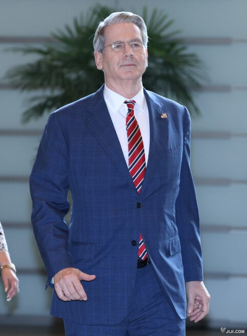 ye4yn's tweet photo. 来日中のベッセント米財務長官(62歳)。
まずお腹出てない。さっそうとしてる

元はバリバリのヘッジファンド。ソロスで修行し2015年からは自身のヘッジファンド。40年間この世界で生きてきた

「当選何回でなんとか大臣」とかいうアホシステム変えないと、まったく太刀打ちできないぞ😭 https://t.co/7pPCFXehQF