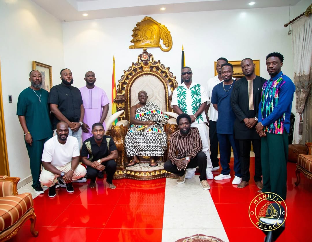Sarkodie Receives Blessings from Asantehene ahead of this year’s Rapperholic Concert in Kumasi.
#lavidaloca