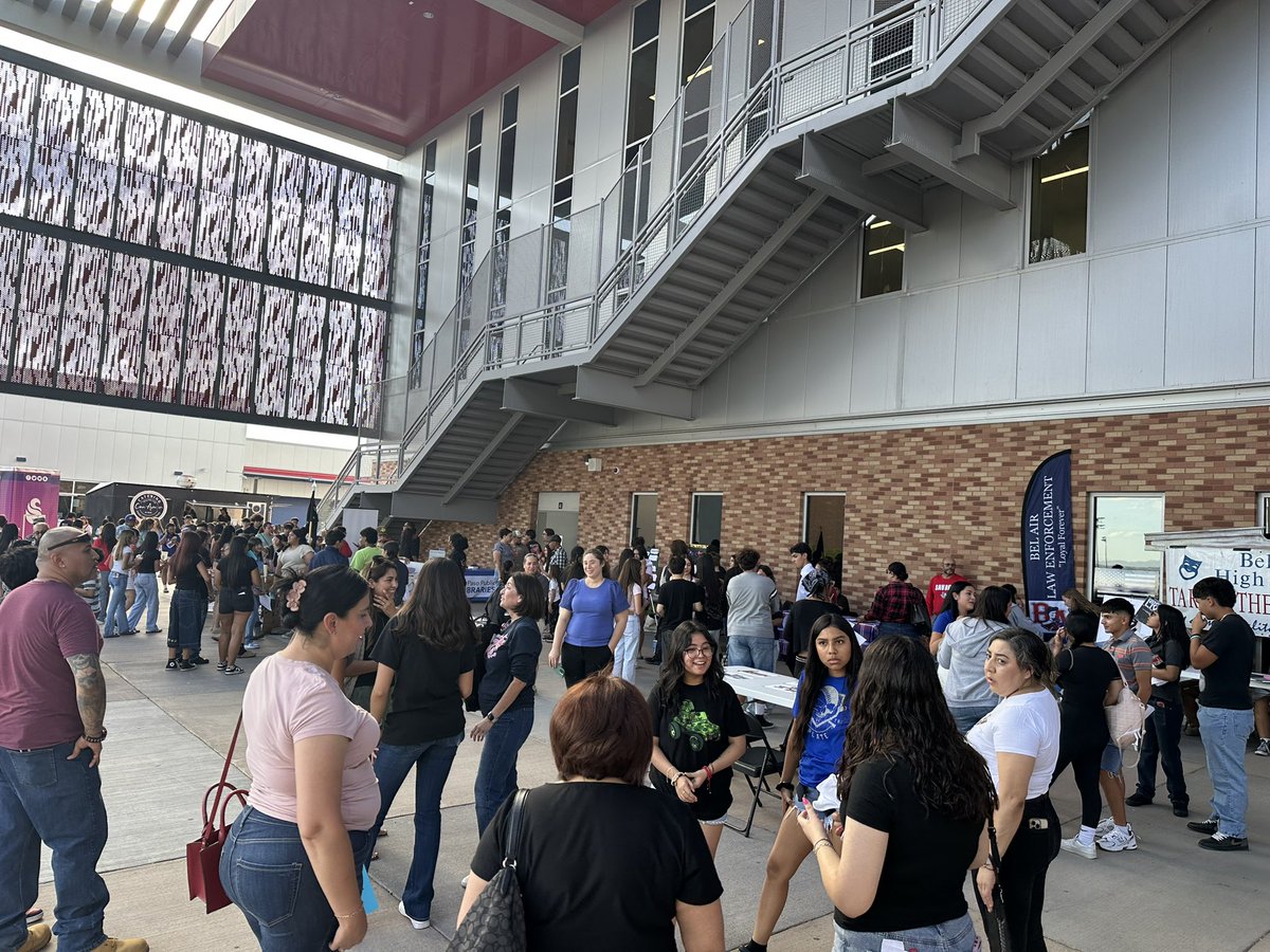 Our future ninth graders getting to know some of the clubs they can join.  Class of 2029 BAHS Bridge Camp!