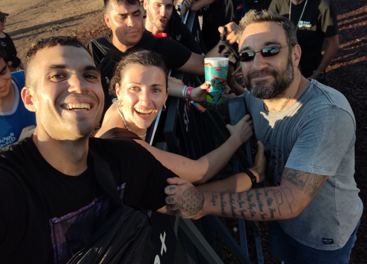JoaquinG97's tweet photo. @Cosquin_Rock Nos pedimos para ser novios en el primer Cosquín que fuimos y casi como un ritual volvemos todos los años como para renovar esa propuesta, y, desde ahí, compartimos con amigos para mostrarle la magia que tiene el Cosquín. #AmigosCR https://t.co/EfsKMlOvae