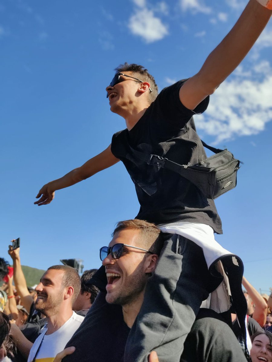 JoaquinG97's tweet photo. @Cosquin_Rock Nos pedimos para ser novios en el primer Cosquín que fuimos y casi como un ritual volvemos todos los años como para renovar esa propuesta, y, desde ahí, compartimos con amigos para mostrarle la magia que tiene el Cosquín. #AmigosCR https://t.co/EfsKMlOvae
