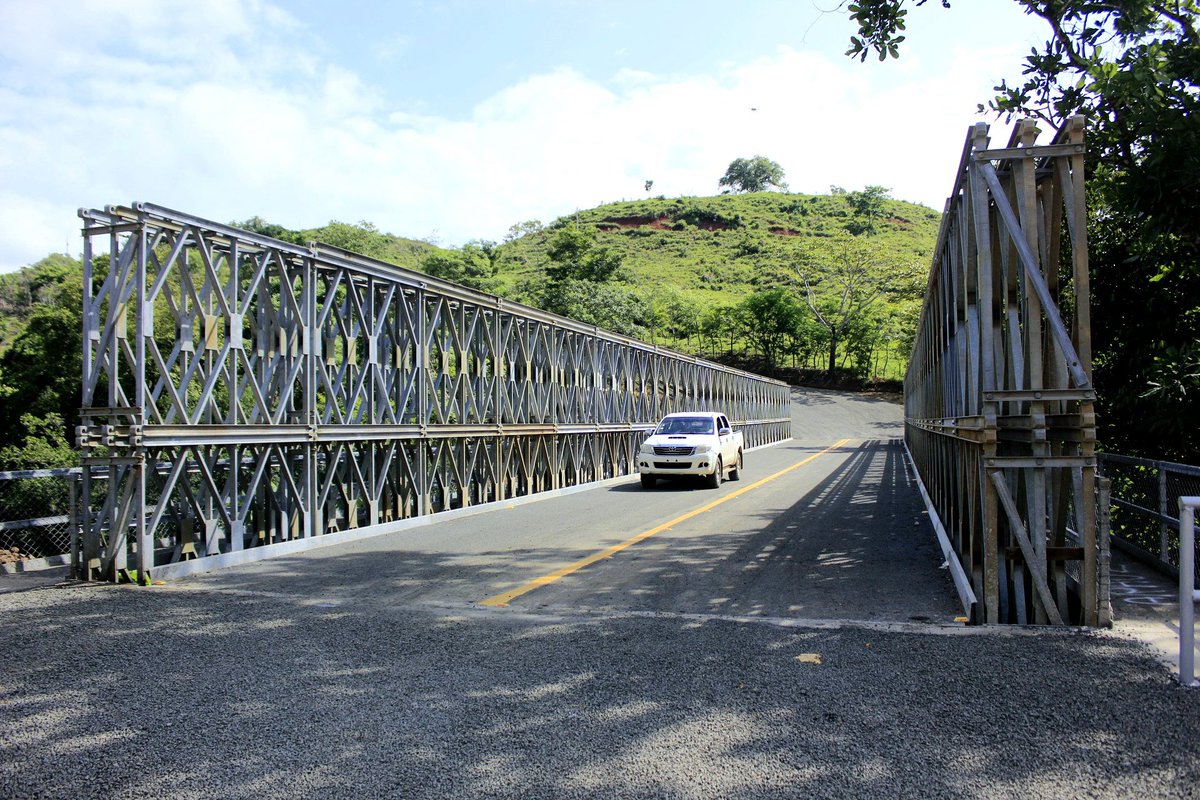 🌉🚗 ¡Conectando comunidades!

El ministro José Luis Andrade en compañía de autoridades locales inauguraron el puente modular sobre el Río La Villa en El Cedro de Los Pozos, uniendo Herrera y Los Santos de manera más segura y accesible.