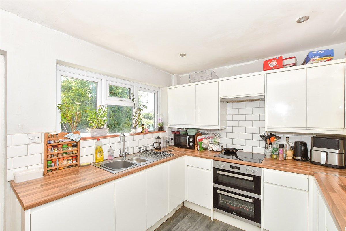 🏡 3 Bedrooms | East Hoathly, Lewes

Detached bungalow set in a lovely village. Nestled along a country lane, this home is spacious with a well laid out interior and pretty garden.

Find out more and book your viewing:
👉 birdeye.cx/gylezq