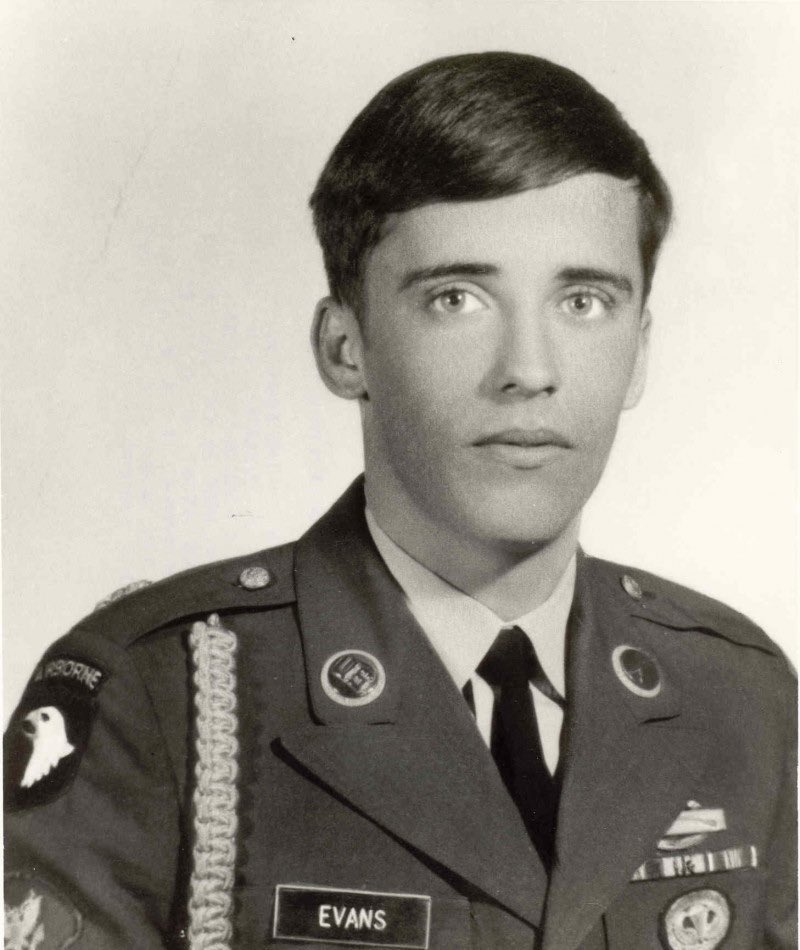 1stCavalryDiv's tweet image. #OTD July 18, 1969 — SGT Rodney J. Evans gave his life in Tay Ninh Province, Vietnam. He spotted an enemy mine, warned his squad, and threw himself onto it, saving three lives.
He was posthumously awarded the Medal of Honor for his selfless heroism. 🇺🇸