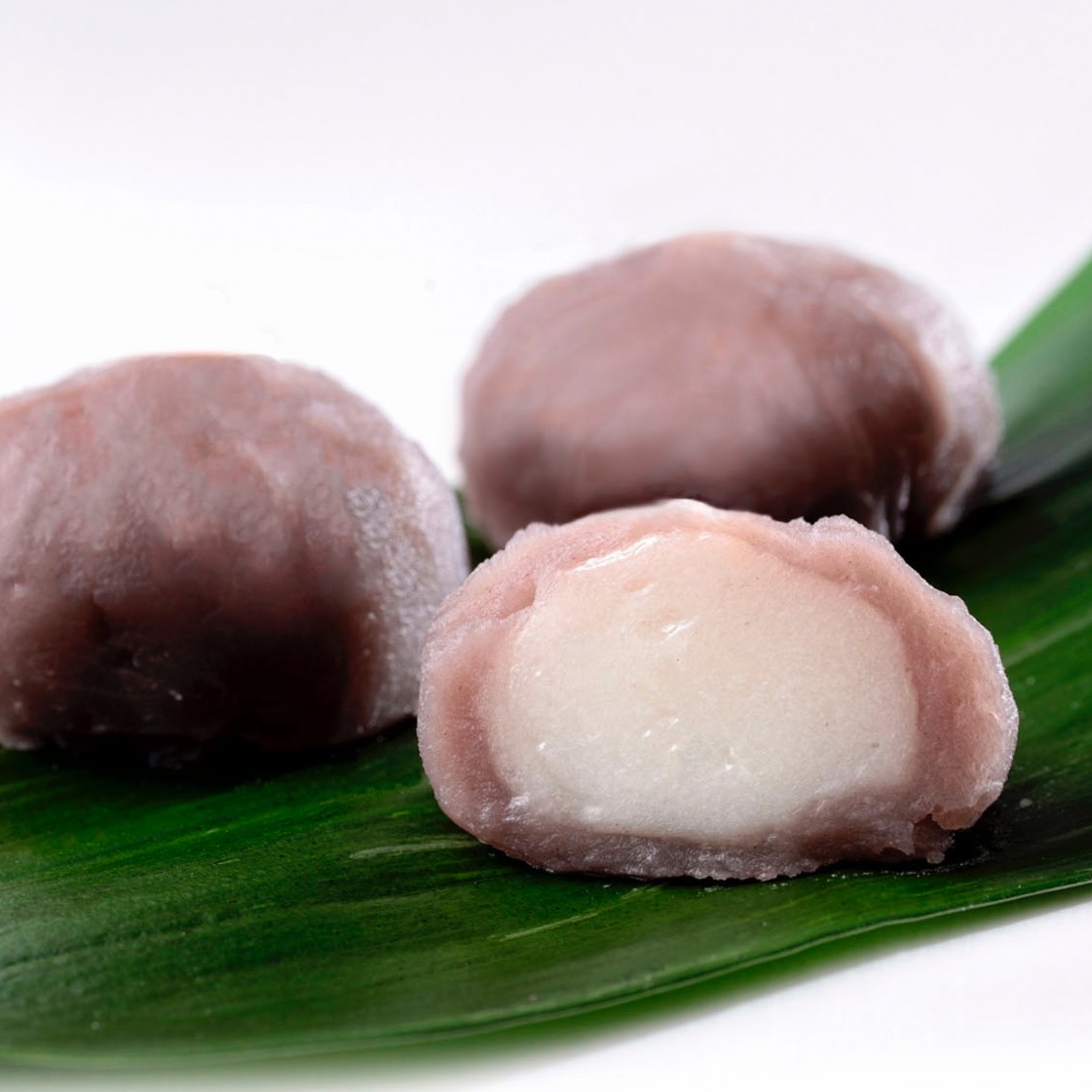 おはようございます。
今日は「土用の入り」「土用の丑の日」。
「うなぎ」と並んで古くから親しまれてきたのが「土用餅」です。
赤い小豆の餡には邪気を払う力があるとされ、また、餅は力の源。夏の暑い時期を健康に過ごせますようにという願いが込められています。

#石村萬盛堂