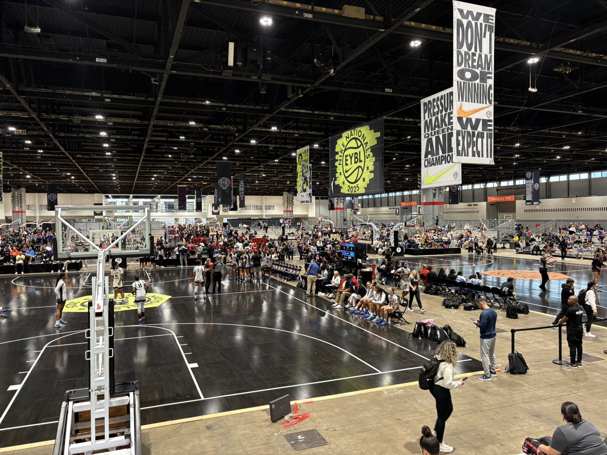 travisponton's tweet image. It’s been a great 1st day here at @niketoc @NikeGirlsEYBL in Chicago!
Great seeing so many of our @BlueStar30s vets and newbies and their families, and of course some great coaching friends.
Plenty of basketball ahead, let’s keep it rolling 👏 #OnTheTrailWBB
@Huddle360