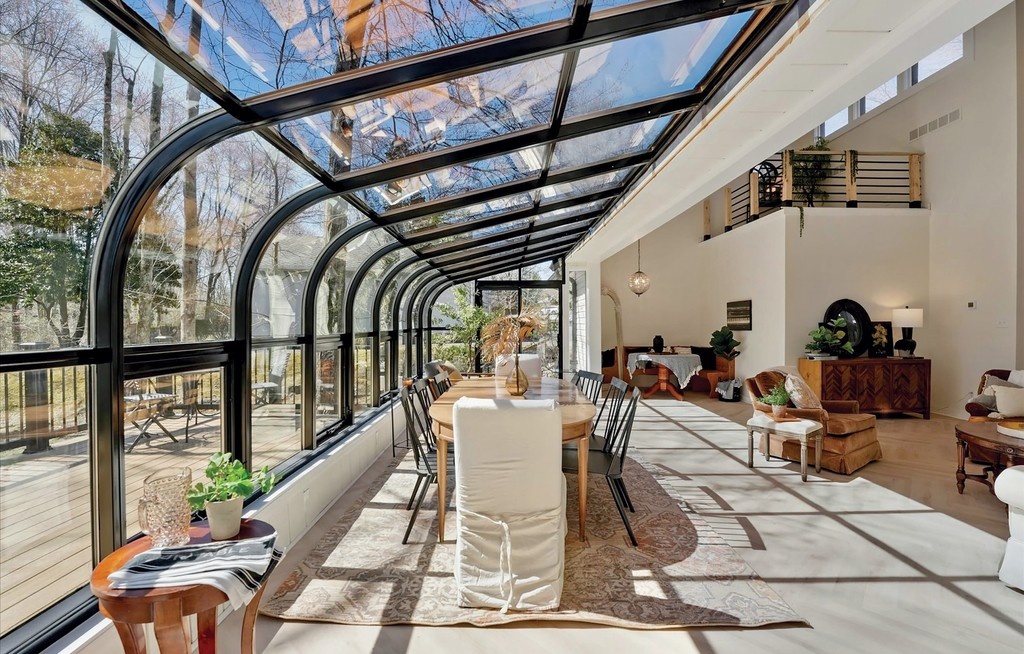 Architect and designer Katrina Seal’s clients were the second-homeowners to occupy-this four-bedroom Wiimington house, which was built in the 1980s and still evokes a 1970s contemporary “Brady Bunch” vibe.
🔗delawaretoday.com/life-style/hom…