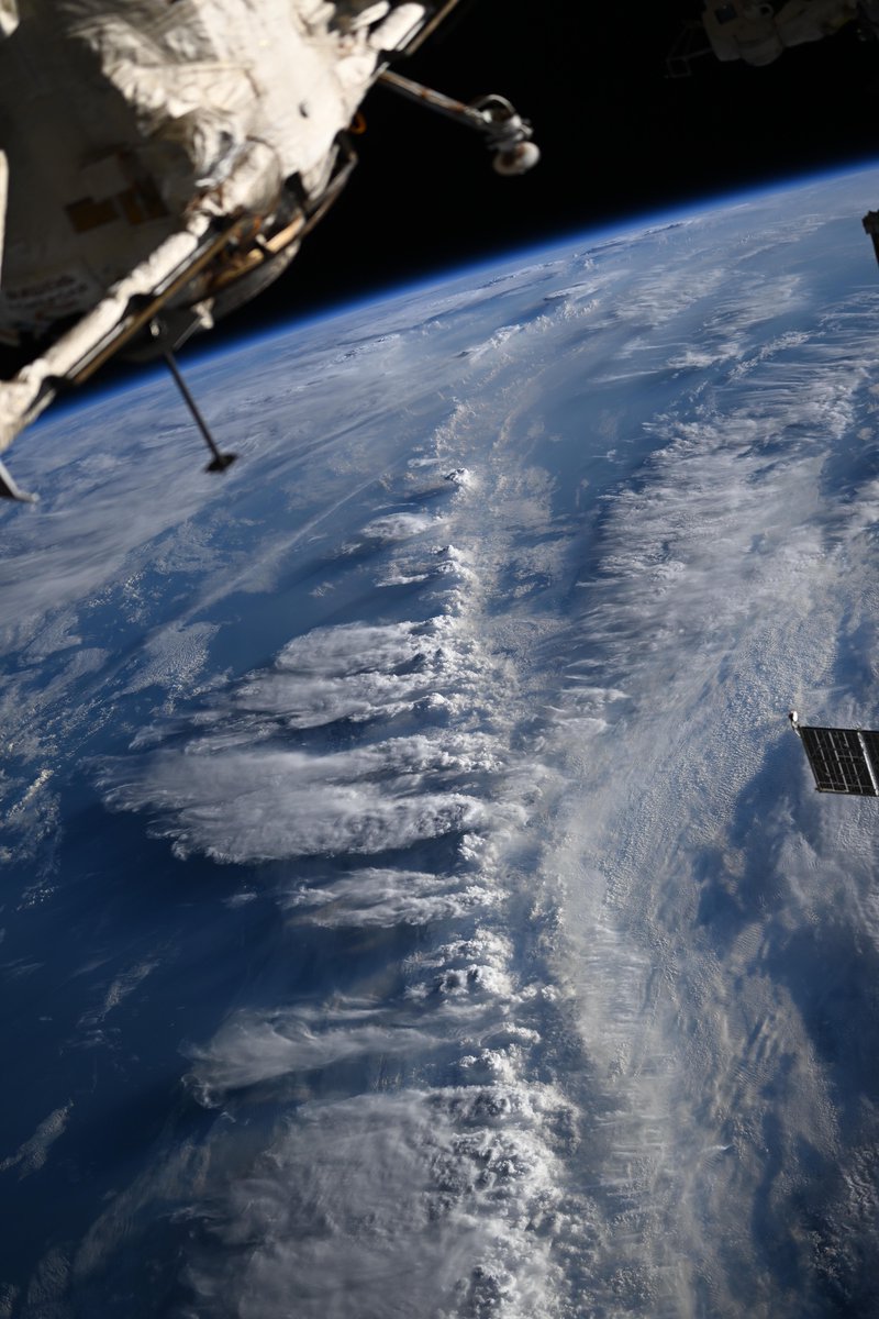 Astro_Onishi's tweet image. 線上に並ぶ積乱雲(たぶん)。