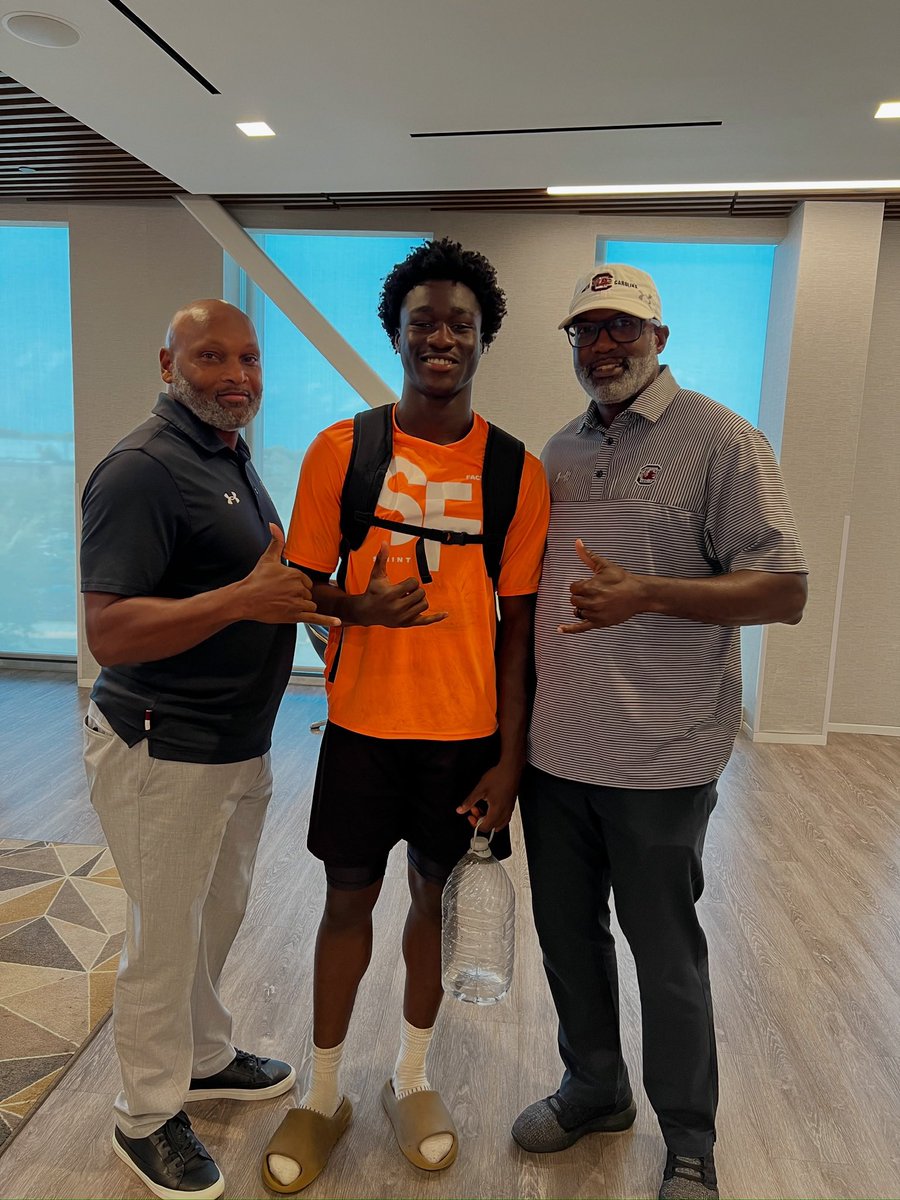 DavidNnabuko's tweet image. Thank you Coach Brown @brownk38 and Coach Jackson @jumpers_sprint2 from @gamecocktrackxc for stopping by to visit me. I'm beyond grateful for the opportunity to connect and learn more about what it means to be a Gamecock!
#Gamecocks #Recruiting #ClassOf26 #NotCommitted #AGTG