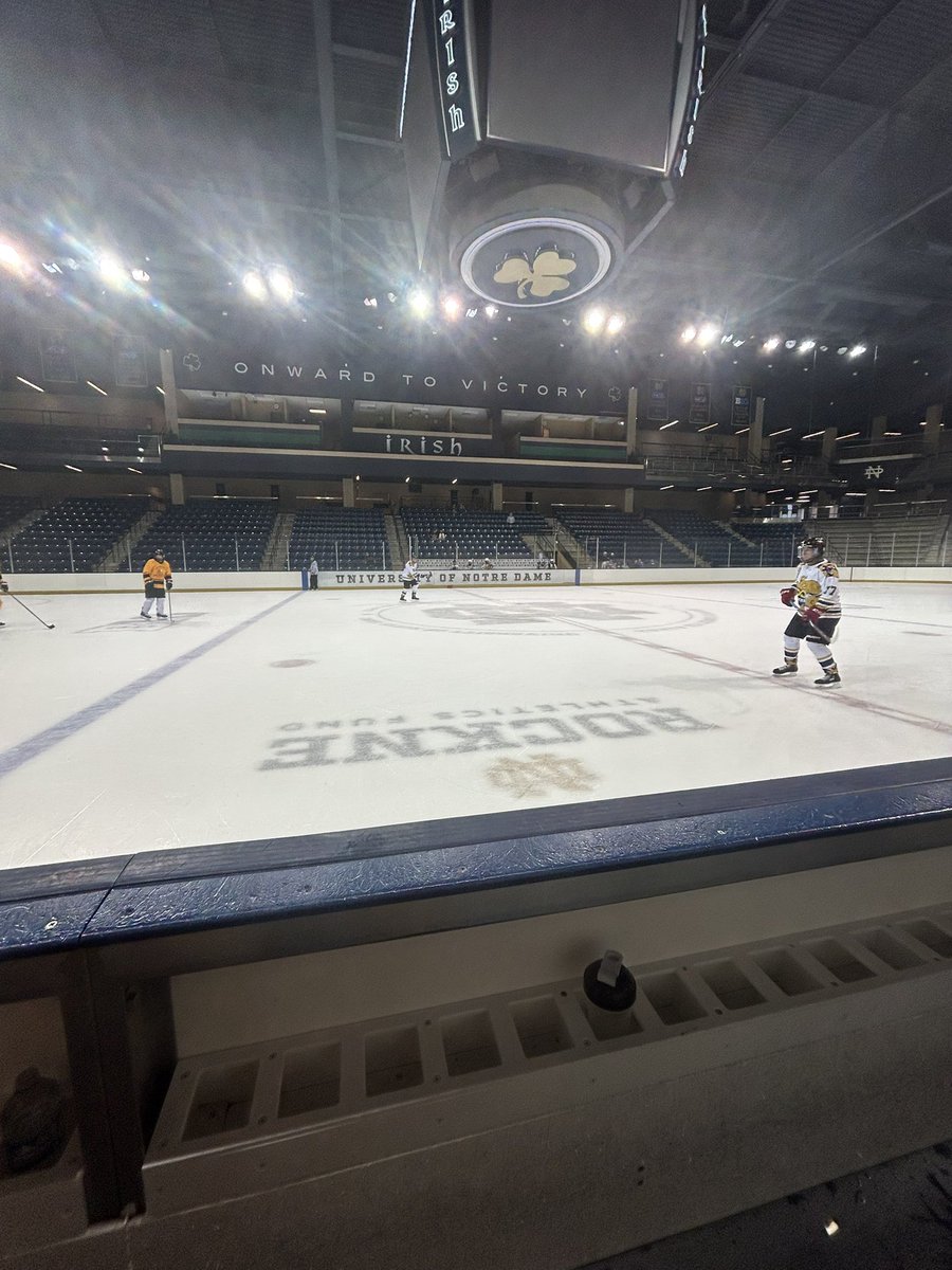 pizzapizzazzzzz's tweet image. 18 this am and some hockey at notre dame. not a bad way to celebrate 32 laps around the sun. cheers.