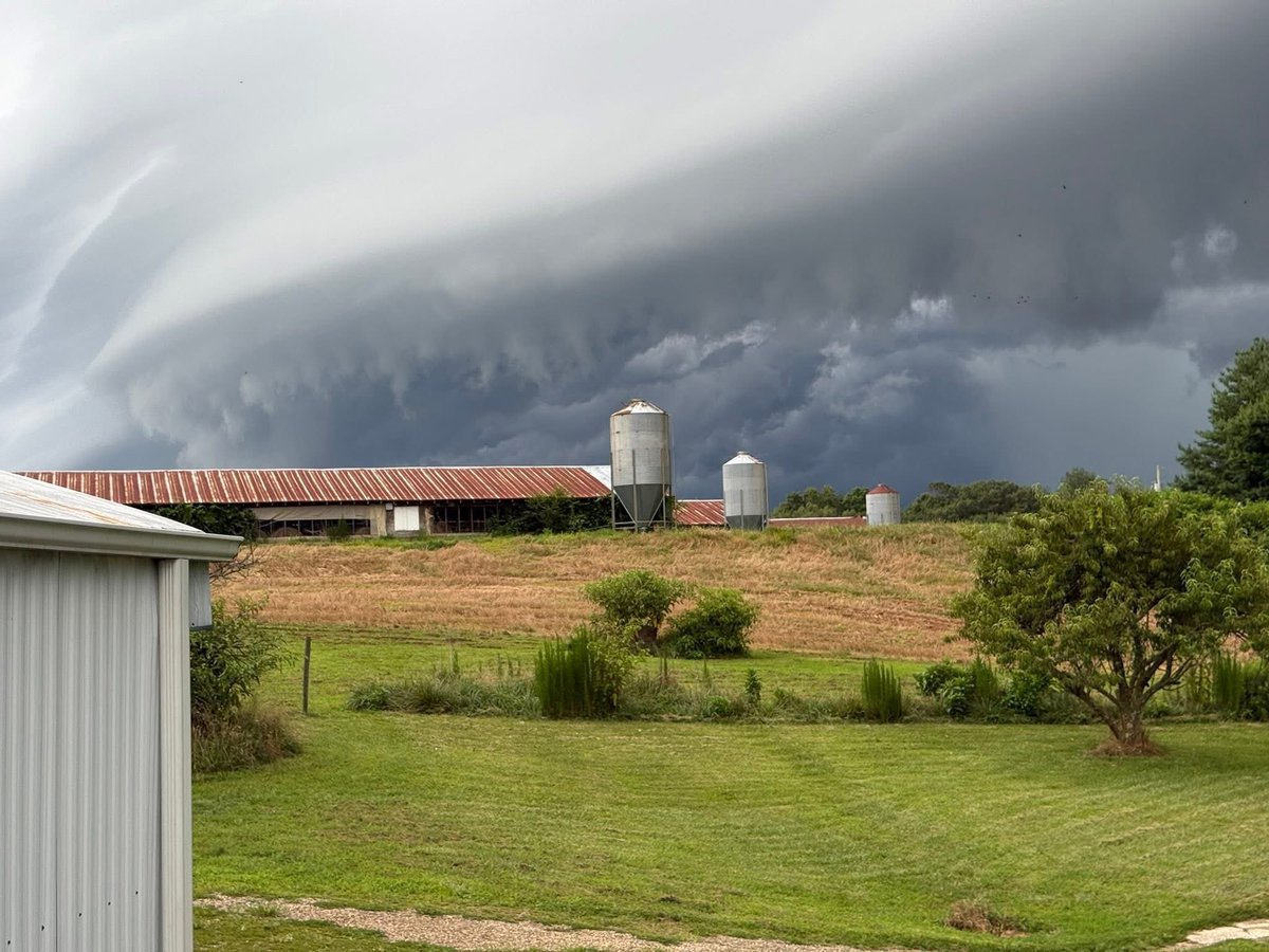SLNSStateLine's tweet photo. @NWSBlacksburg  view of the Special Weather Storm in Wilkes county by spotter Trevor Stoker 
@wxbrad  @AlConklin @NWSRaleigh https://t.co/PDCH605F4Y