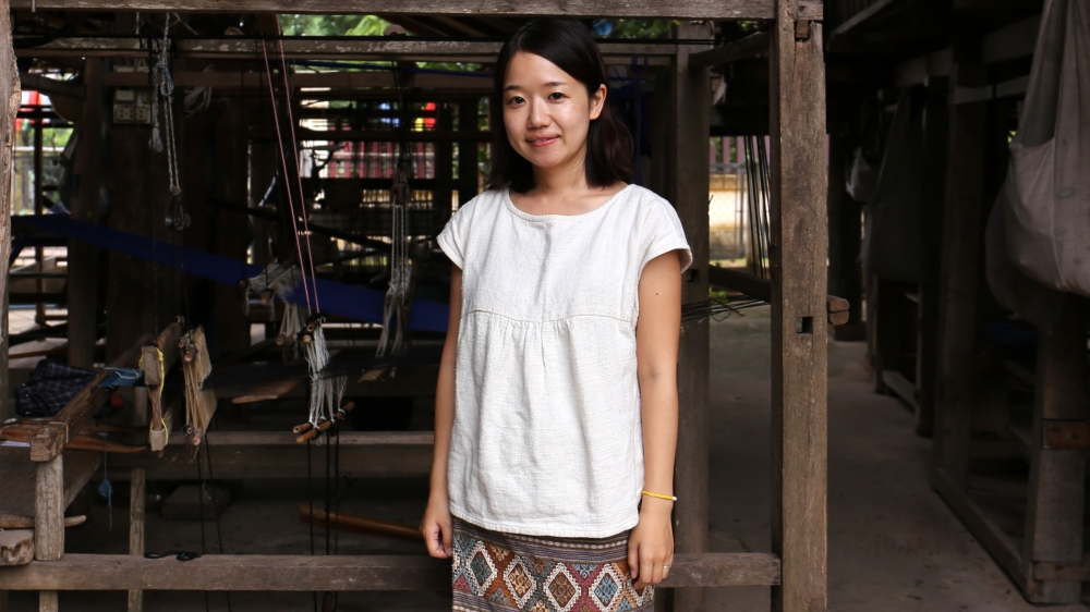JapanGov's tweet image. #MeetTheChangemakers: UMETANI Naho infuses Japanese fashion with Laotian hand-woven fabric 🧵 she encountered in Laos as a Japan Overseas Cooperation Volunteer. Her brand siimee now brings its colors & comfort to the Japanese market.
siimee.jp/en
#SDGs #GlobalGoals