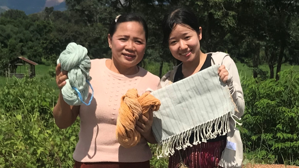JapanGov's tweet image. #MeetTheChangemakers: UMETANI Naho infuses Japanese fashion with Laotian hand-woven fabric 🧵 she encountered in Laos as a Japan Overseas Cooperation Volunteer. Her brand siimee now brings its colors & comfort to the Japanese market.
siimee.jp/en
#SDGs #GlobalGoals