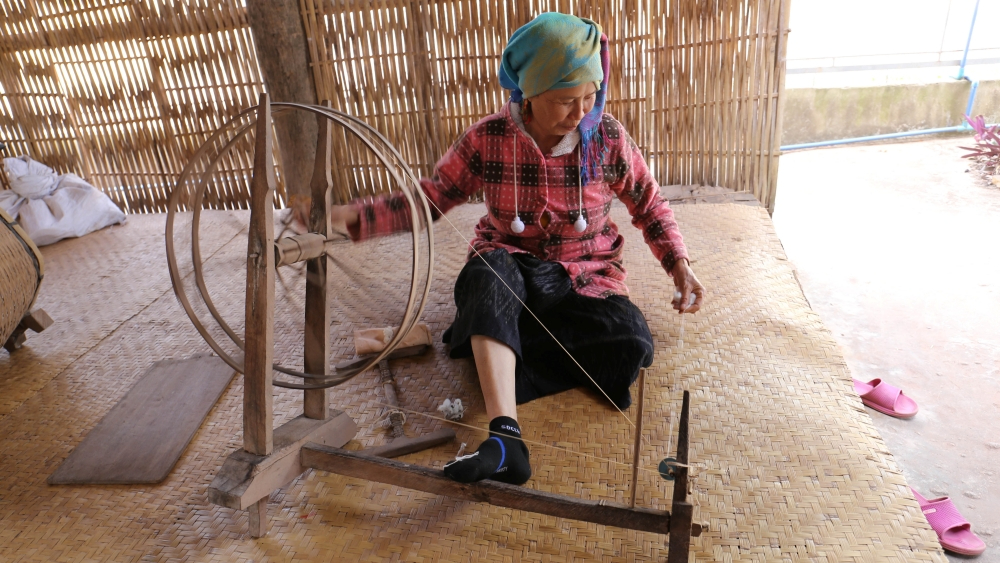 JapanGov's tweet image. #MeetTheChangemakers: UMETANI Naho infuses Japanese fashion with Laotian hand-woven fabric 🧵 she encountered in Laos as a Japan Overseas Cooperation Volunteer. Her brand siimee now brings its colors & comfort to the Japanese market.
siimee.jp/en
#SDGs #GlobalGoals