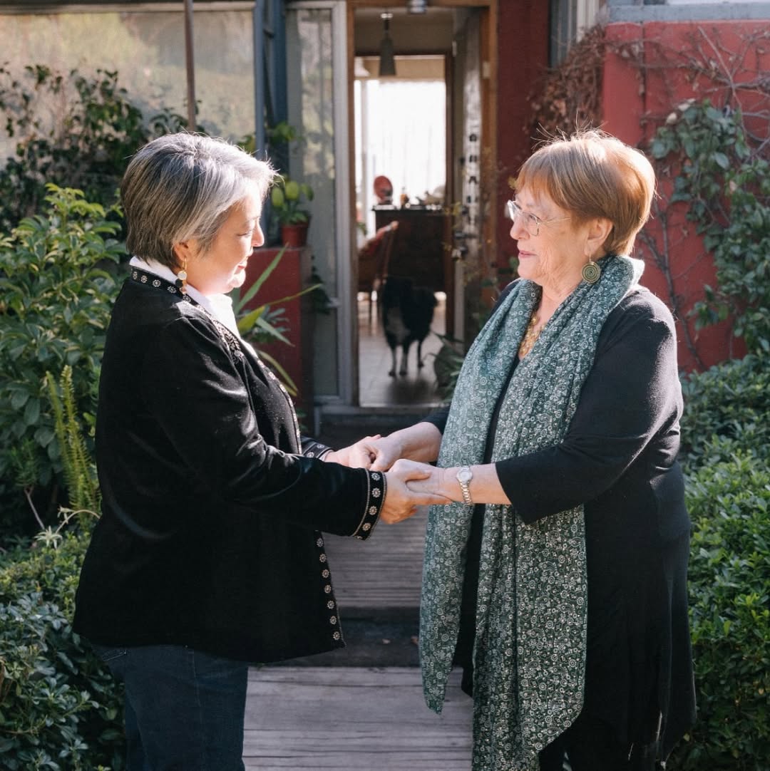 🇨🇱 El Multiverso : Imágenes del Encuentro entre Jeannette Jara y Michelle Bachelet. Dialogo desde la experiencia y la confianza. 
Gran diferencia con la contra ultraderechista.  
#JaraEnPrimeraVuelta SE PUEDE! 

🚫 Republicanos Matthei Alzheimer Parisi René de la Vega Etcheverry