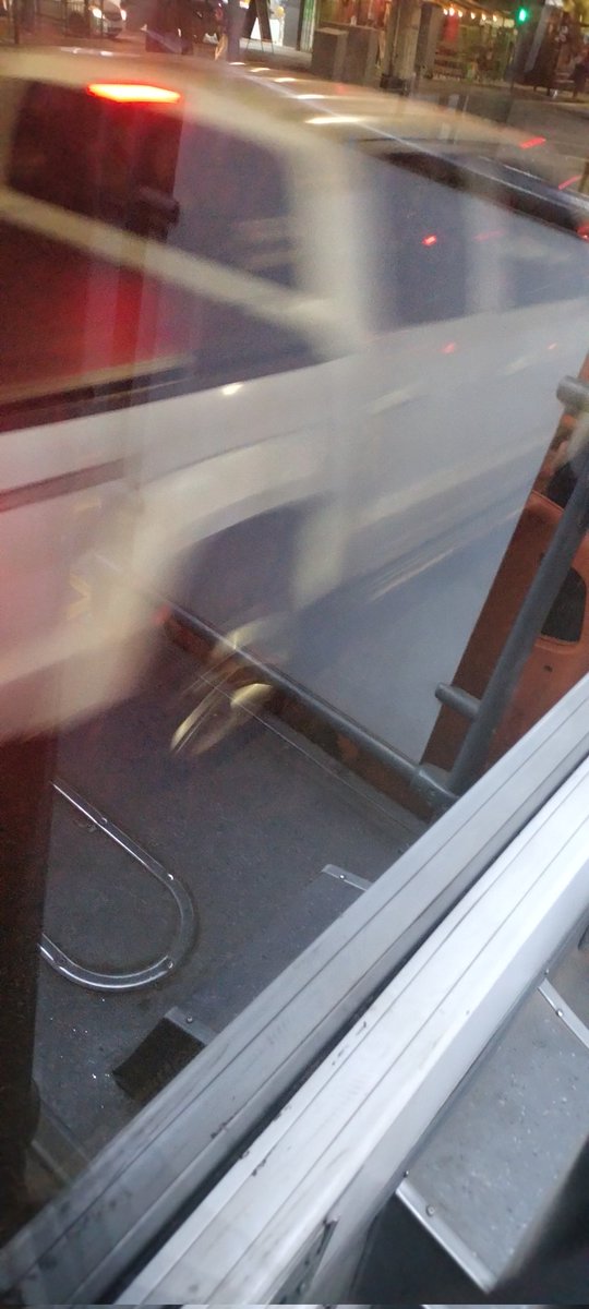 Diferente parte del mundo, mismo sentimiento :v El transporte público siempre es buen lugar para pensar