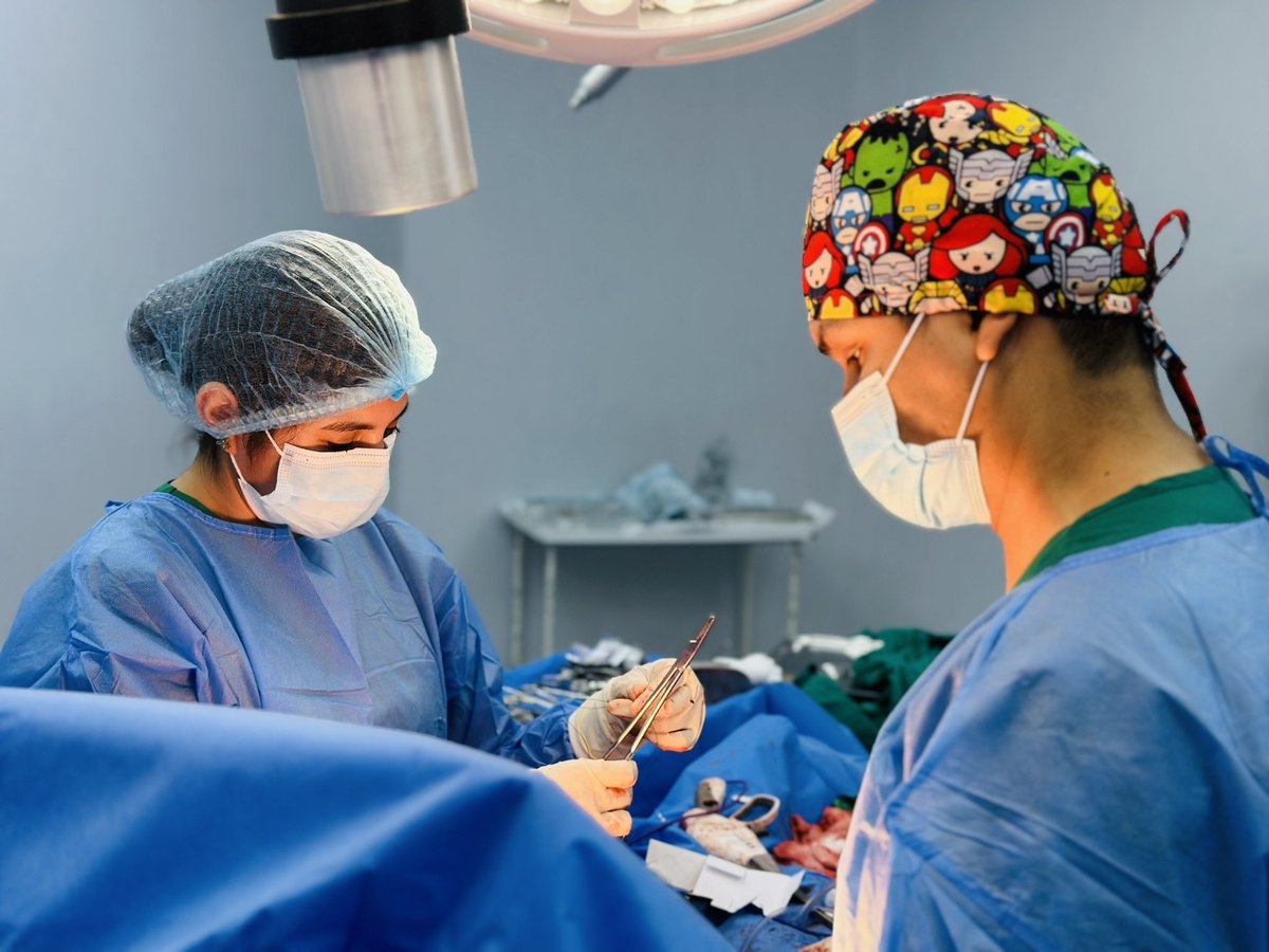 <a href="/Presidencia_Ec/">Presidencia Ecuador 🇪🇨</a> <a href="/DanielNoboaOk/">Daniel Noboa Azin</a> <a href="/Salud_Ec/">Ministerio de Salud Pública 🇪🇨</a> <a href="/Salud_CZ4/">Coordinación Zonal 4 🇪🇨</a> <a href="/marcelo_daza/">Marcelo Daza</a> <a href="/DraAuraLopez/">Aura López</a> - Dr. Darwin Solórzano y Dr. Jorge Chávez, anestesiología.
- Lic. Juliana Bazurto y Lic. Daniela Loaiza, enfermeras.
- IRM. Karla Guerrero. 8/8