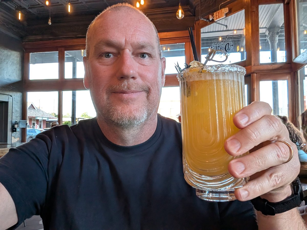 coffeewifme's tweet image. Sitting in this little place downtown Ponchatoula, LA. Their margaritas are small but tasty. Maybe 3 or 4 more π