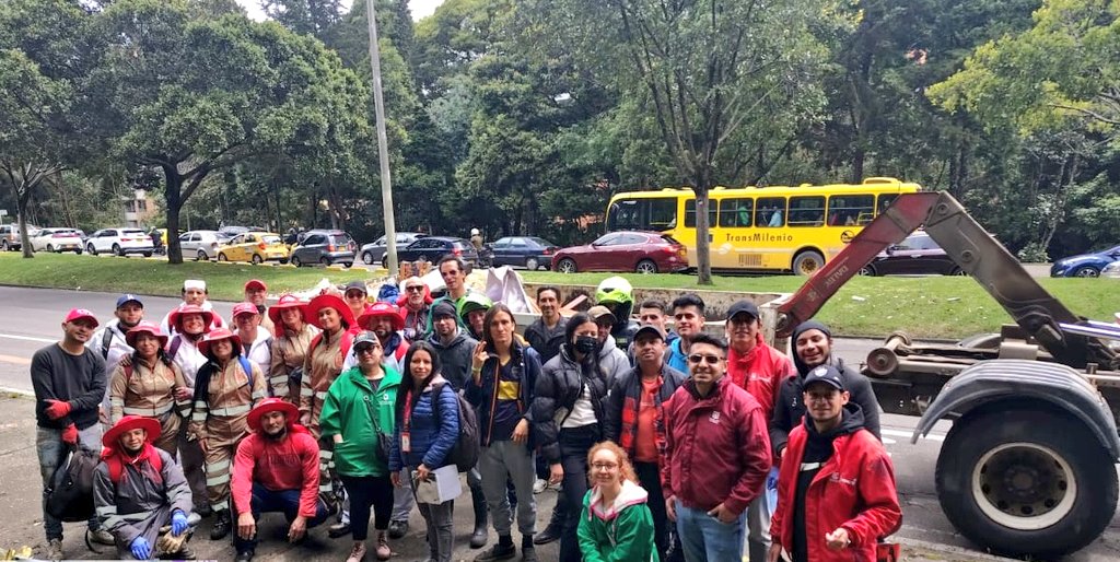 Ambientebogota's tweet photo. 🙌🏼 Como Distrito estamos comprometidos con la recuperación y la conservación de las áreas protegidas: #AquíSíPasa ☑️. 

En una jornada que contó con la participación de las entidades @Ambientebogota, @AlcaldChapinero, @DadepBogota, @Promoambiental_, @IDIGER, @integracionbta, @SeguridadBOG, @GobiernoBTA, @SeguridadBOG , se logró la recolección de 1 tonelada de residuos en el Parque Distrital Ecológico de Montaña Sierras del Chicó, en la localidad de Chapinero.  .

📍 En ese punto crítico se encontraron residuos sólidos mal dispuestos como plástico, muebles, botellas y residuos textiles, entre otros. Gracias a este esfuerzo interinstitucional, logramos su correcta disposición para recuperar el área protegida.

Lo hacemos por nuestra ciudad, porque #BogotáNoEsUnBasurero 🗑️y la cuidamos entre tod@s 💛❤️.
