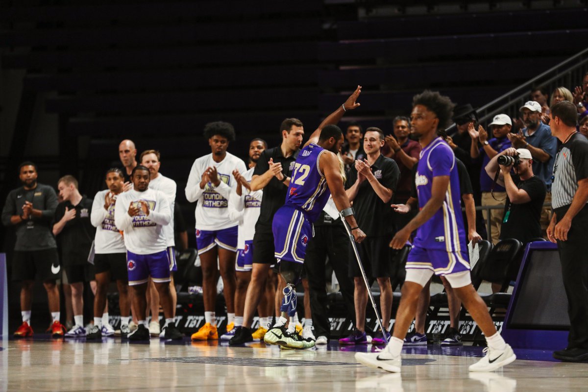 FoundFathersTBT's tweet image. 𝗘𝗡𝗗 𝗢𝗙 𝗤𝟭
🟣 19
🔴 18
Zo: 8 PTS, 4 REB
Dre: 5 PTS
Swagg: 4 AST
💻 YouTube.com/@The.Tournament