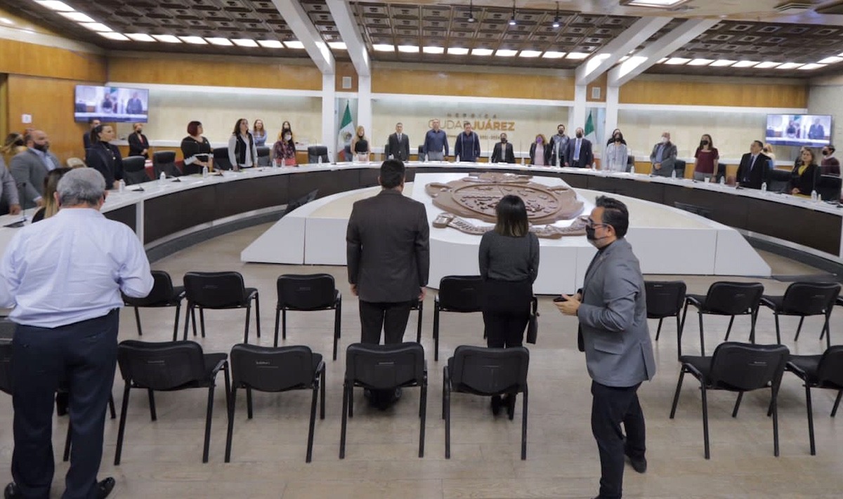 ZonaFreeMX's tweet image. 🔴 @planjuarez y @regidormx piden informe de cumplimiento a reforma para garantizar elección directa de regidurías en Chihuahua.
—Elección por demarcación territorial debió entrar en vigor en 2024, pero mayoría del @CongresoEdoChih la cambió a 2027.
👉 zonafree.mx/2025/07/18/reg…