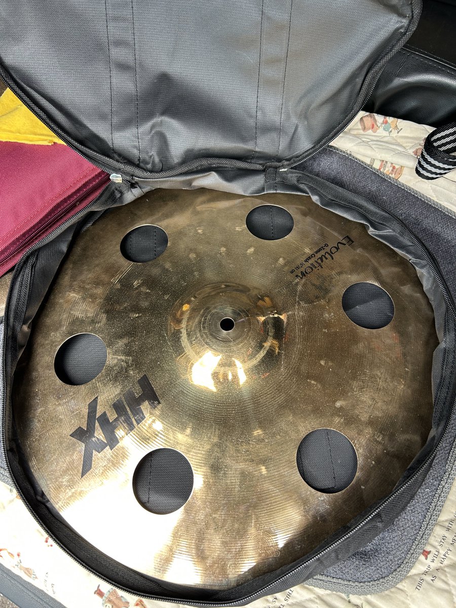 samboxsam2's tweet image. スタジオリハ用に16インチのシンバルが丁度収まるケースを見つけました😊
スタジオのドラムセットを使う時は
自分のシンバルを全部持っていくまでもないけど
エフェクト系のシンバルを追加したい時に便利
10インチのスプラッシュシンバルは100均のPCソフトケースにも収まりました
ホイールみたい🛞