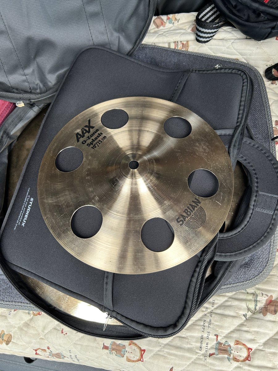 samboxsam2's tweet image. スタジオリハ用に16インチのシンバルが丁度収まるケースを見つけました😊
スタジオのドラムセットを使う時は
自分のシンバルを全部持っていくまでもないけど
エフェクト系のシンバルを追加したい時に便利
10インチのスプラッシュシンバルは100均のPCソフトケースにも収まりました
ホイールみたい🛞