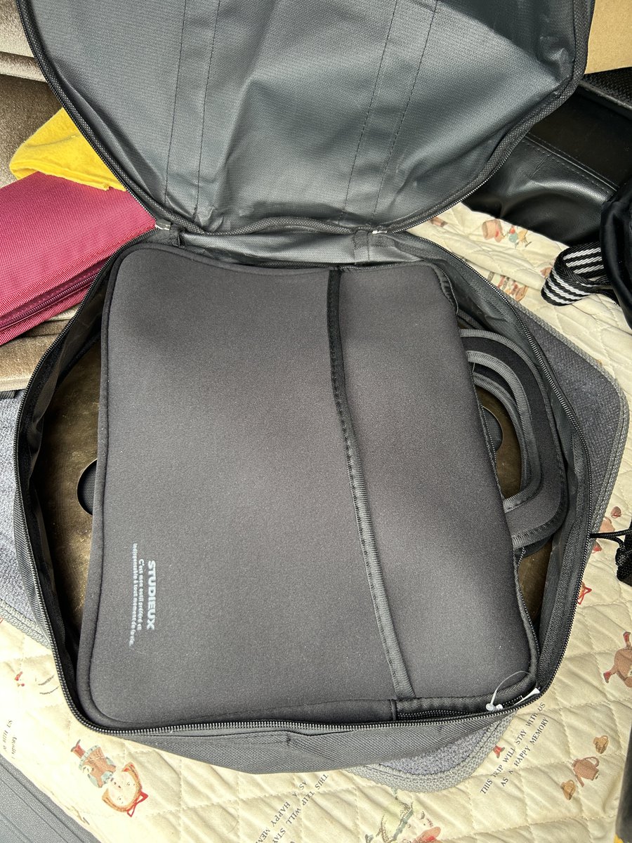 samboxsam2's tweet image. スタジオリハ用に16インチのシンバルが丁度収まるケースを見つけました😊
スタジオのドラムセットを使う時は
自分のシンバルを全部持っていくまでもないけど
エフェクト系のシンバルを追加したい時に便利
10インチのスプラッシュシンバルは100均のPCソフトケースにも収まりました
ホイールみたい🛞