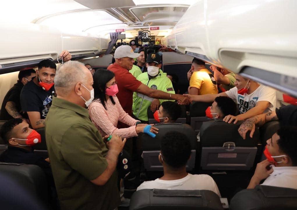 Indira Urbaneja (@indiurbaneja) on Twitter photo ¡LLEGARON! Nunca debieron estar secuestrados en El Salvador, esto es un oscuro capítulo de los DDHH.
Son 252, entre ellos el papá de Maikelys Espinoza 👼
En la foto 📸 <a href="/delcyrodriguezv/">Delcy Rodríguez</a> <a href="/dcabellor/">Diosdado Cabello R</a> y <a href="/jorgerpsuv/">Jorge Rodríguez</a> recibiendo a nuestros hermanos ❤️ ¡LLEGARON! Nunca debieron estar secuestrados en El Salvador, esto es un oscuro capítulo de los DDHH.
Son 252, entre ellos el papá de Maikelys Espinoza 👼
En la foto 📸 <a href="/delcyrodriguezv/">Delcy Rodríguez</a> <a href="/dcabellor/">Diosdado Cabello R</a> y <a href="/jorgerpsuv/">Jorge Rodríguez</a> recibiendo a nuestros hermanos ❤️