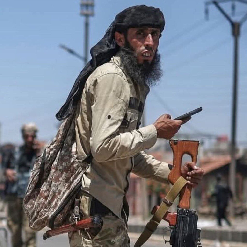 الي عم يستهزئوا بشكل هذا المقاتل
والله ان حذاءه المهتري اطهر من محور القمامة كامل ابتداء من الخميني وانتهاء بحسن زميرة
وان غبرة حذاءه اطهر من قسد وكلاب قنديل من صغيرهم الى كبيرهم
وان شسع نعاله بعائلة الاسد وكل فلولهم وذيولهم .