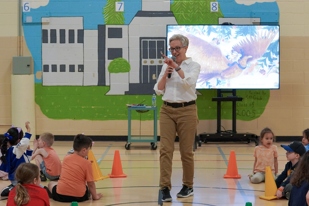 GovTinaKotek's tweet image. This national Summer Learning Week, 48,000 Oregon students are enjoying summer learning adventures, thanks to bipartisan efforts by state lawmakers. When kids stay engaged with reading and learning all summer long, they're set for success when school starts. #SummerLearningWeek