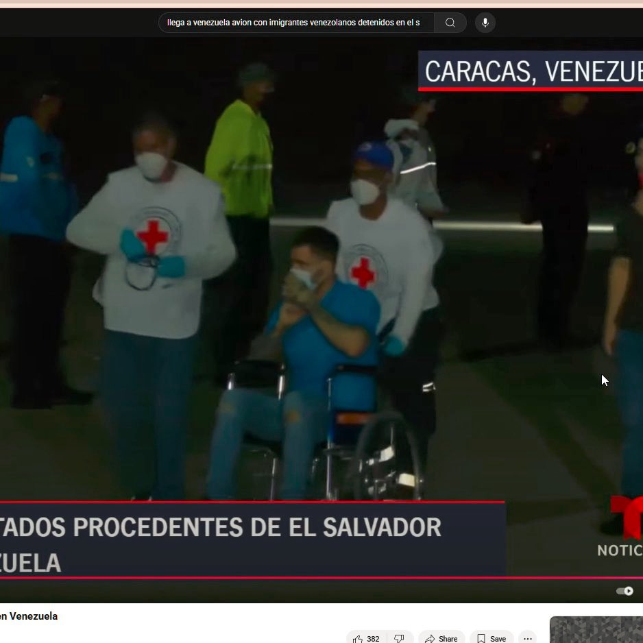 ultimahsv's tweet photo. #ÚLTIMAHORA | 🚨🇻🇪 Al llegar a #Venezuela, un miembro del Tren de Aragua fue trasladado en silla de ruedas, fingiendo tener una lesión. 

Sin embargo, un video revela que antes de subir al avión se encontraba en buen estado. https://t.co/pp0ybDjoFF