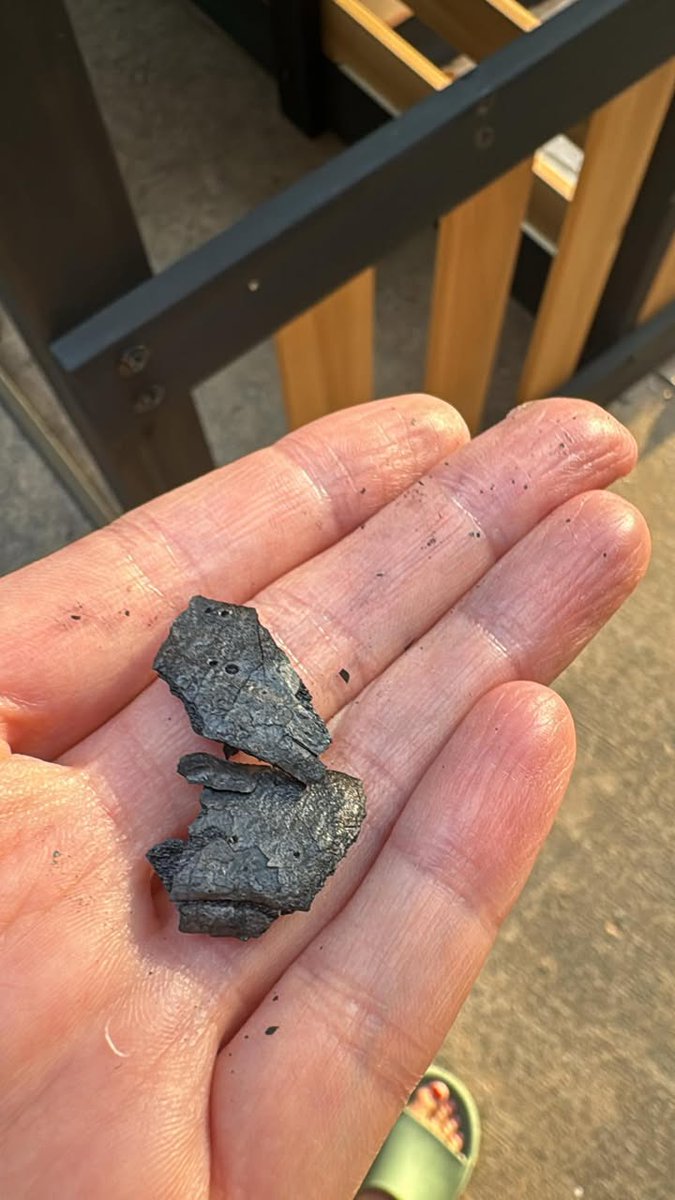 ToddYakoubian's tweet image. Wild! Shannon Edds says ash is falling from the sky in Maumelle and it's all over everything. Just guessing, but possibly lightning struck a nearby tree and it's on fire. Thoughts? #ARWX #ARStormTeam @KARK4News