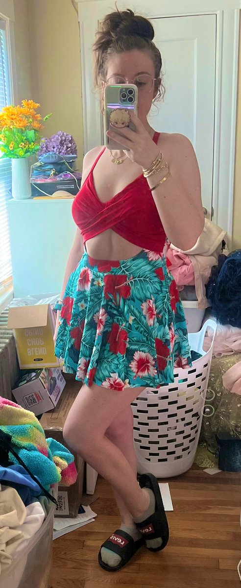amagicpearl's tweet image. Thank you to whoever got me this bathing suit!!👙it’s gorgeous and fits so nice 💕 (also don’t mind the mess I’m moving rooms in the next week!)